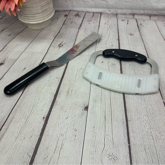 pampered chef Black and Silver Kitchen gadget Set crinkle cutter  icing spatula - Picture 1 of 6